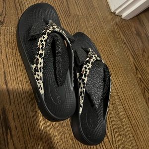 New OOFOS Oolala special edition leopard print sandals. Women’s 9 fit like 8.5